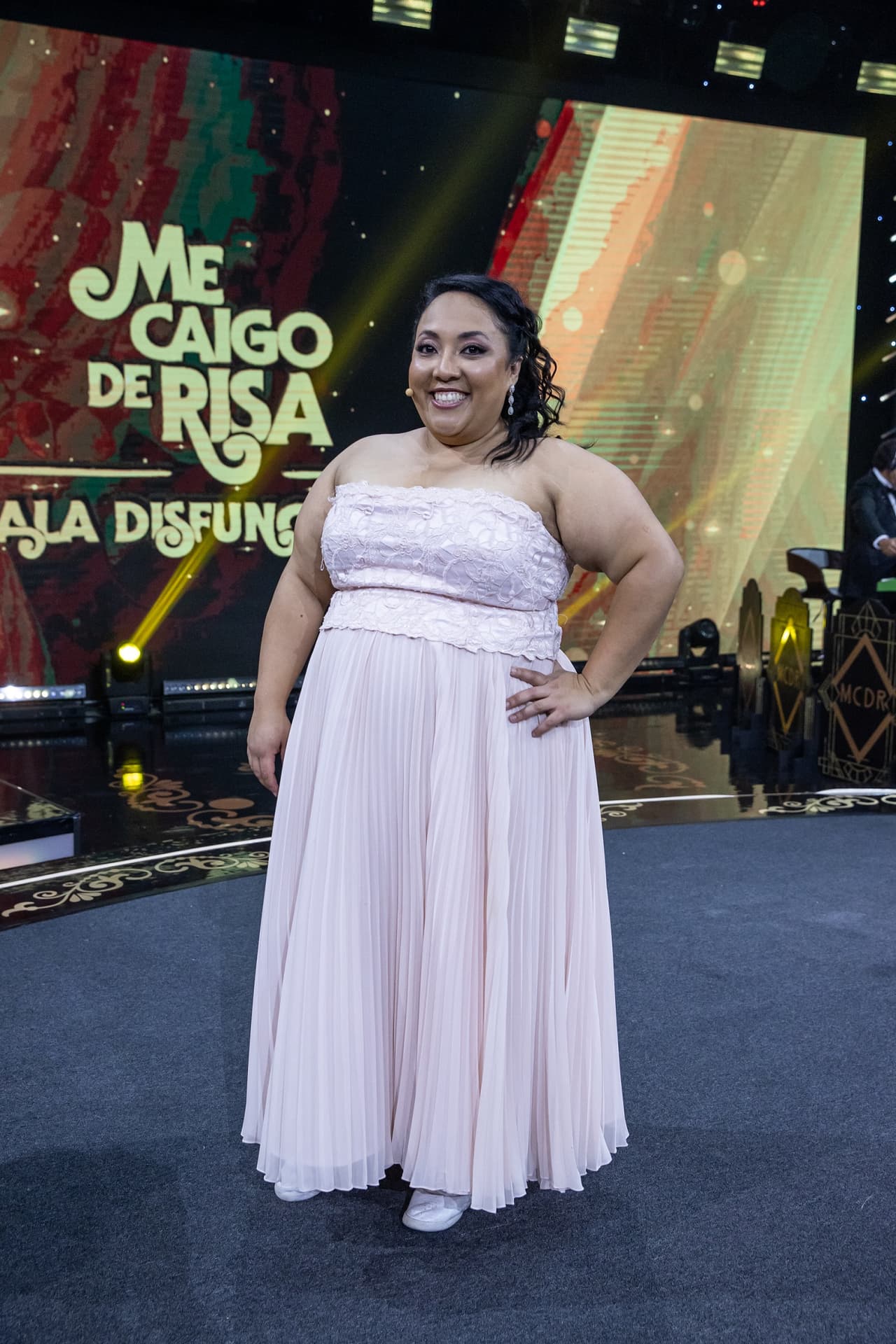 Michelle Rodríguez lució un vestido en tonos pastel en tono morado, la actriz usó una prenda con telas ligeras ideales para esta primavera-verano.