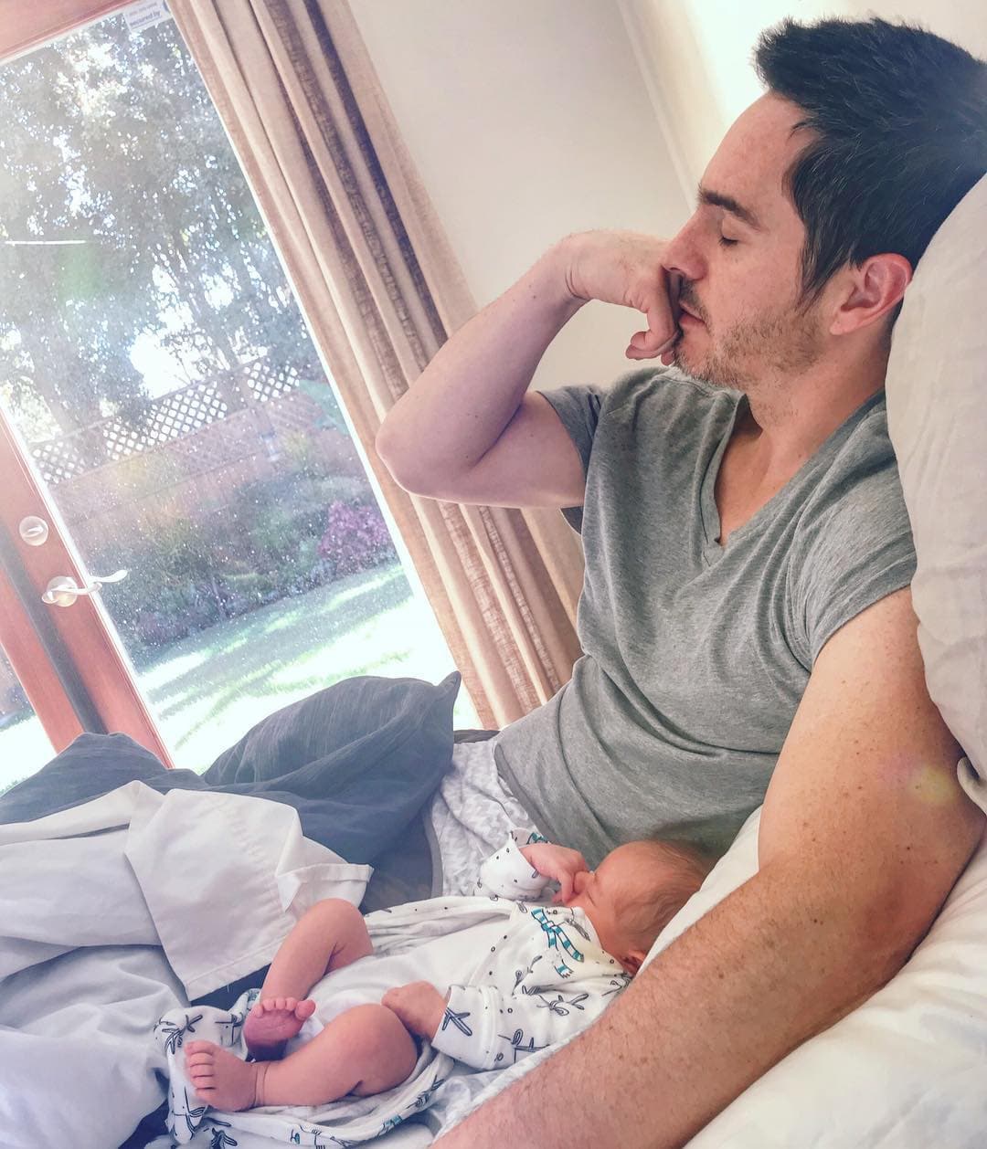 Mauricio Ochmann junto a su hija Kailani