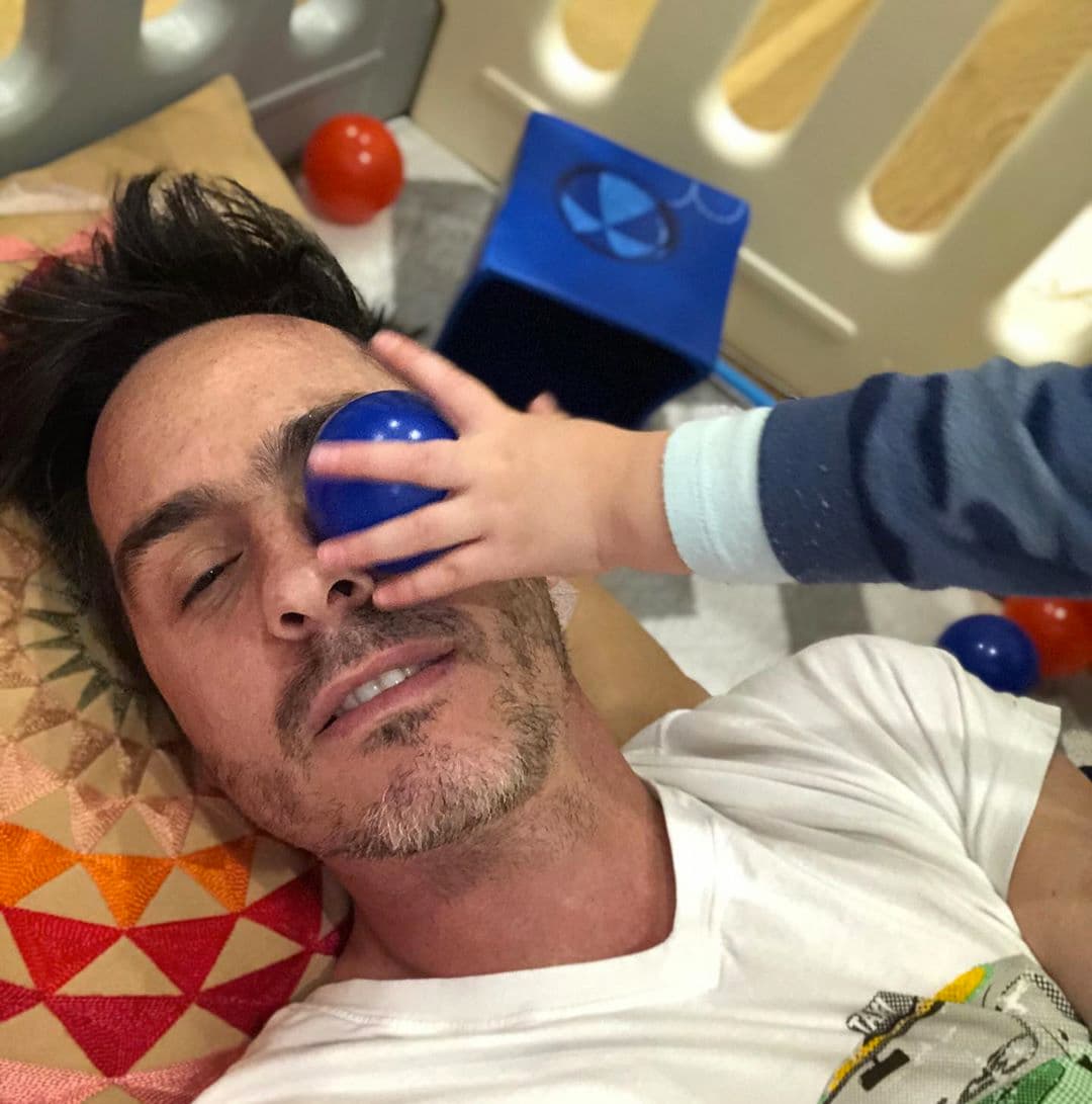 Mientras que el 29 de marzo, con el sentido del humor que lo caracteriza, Mauricio aparece con una bola de plástico en el ojo, colocada por Kailani, con el texto: “Día #... ya perdí la cuenta y casi un ojo. #QuédateEnCasa #Cuarentena”, a lo Aislinn respondió: “exacto”, con diversos emojis de risas y corazones.