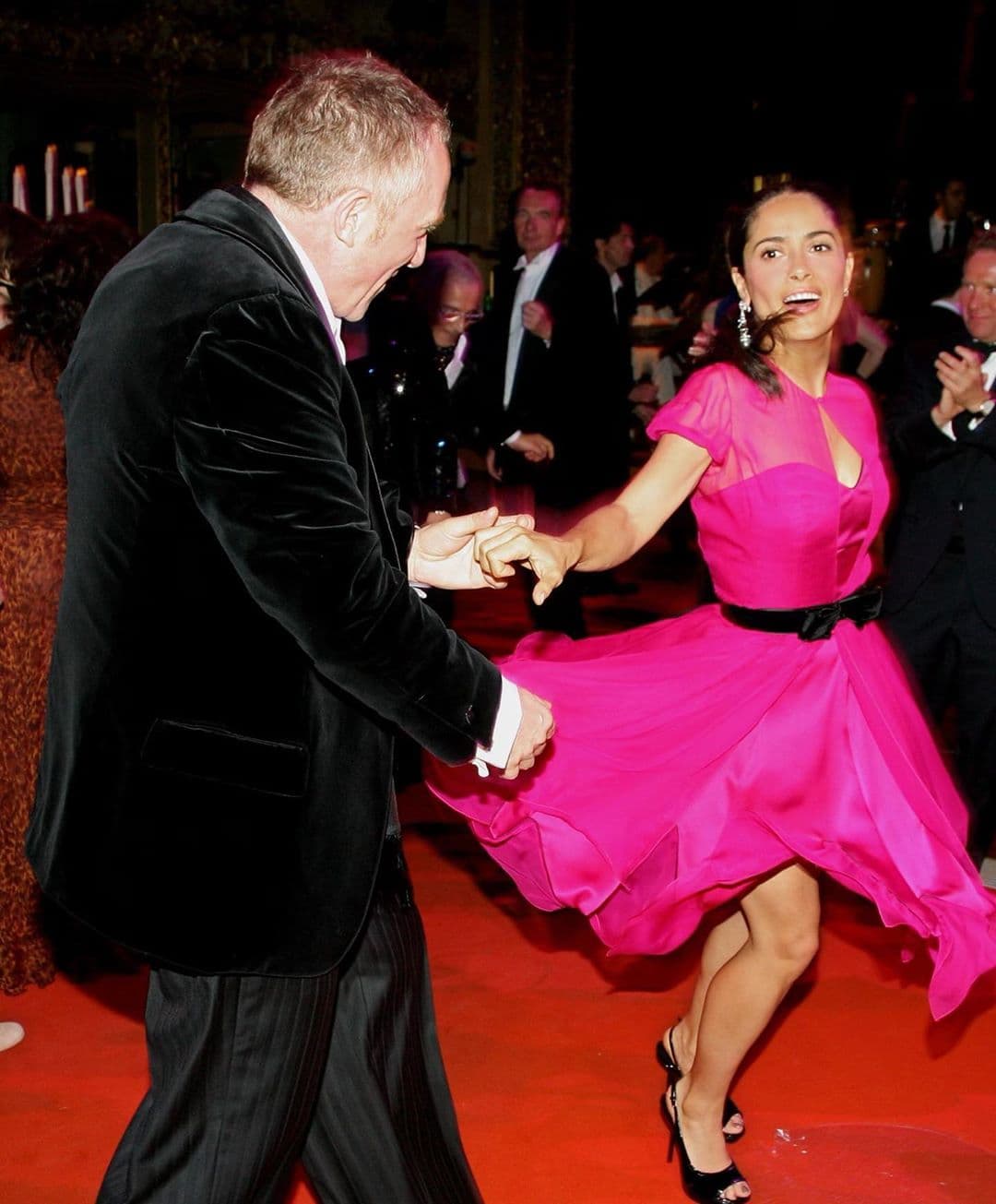 El pasado 25 de abril, Salma Hayek celebró con una fotografía los 14 años de relación con François-Henri Pinault. “Hoy hace 14 años conocí a mi alma gemela. Y después de la prueba del tiempo e inclusive la prueba de la cuarentena me siento muy bendecida de haberte encontrado y entre más te descubro más crece mi amor por ti. Feliz aniversario mi Amor”, dijo.