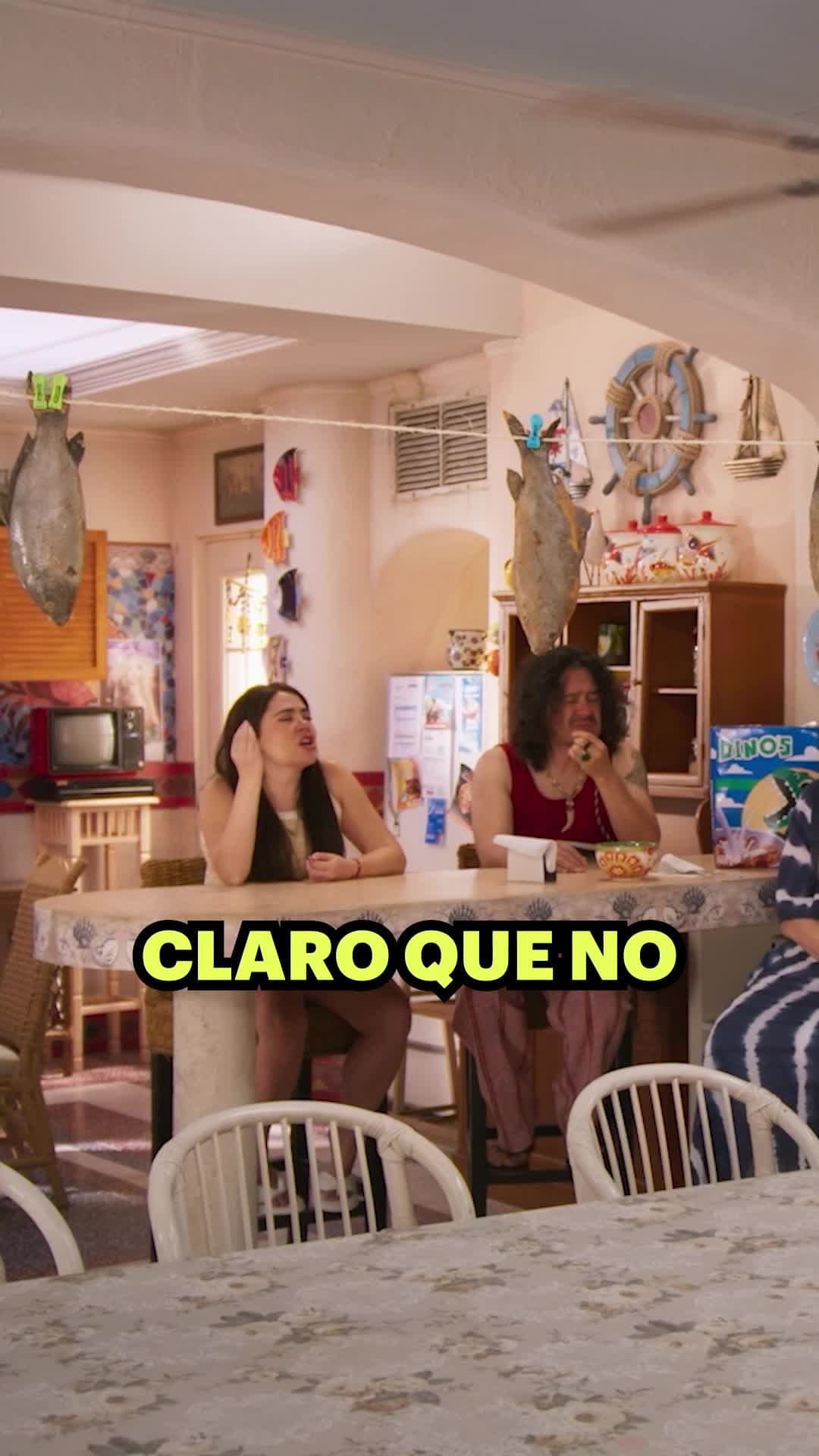 Placido colapsa al ver su casa infestada y olorosa a desechos de pescado