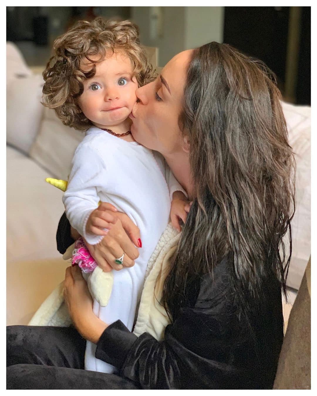 La pequeña conquistó a los seguidores de la presentadora en Instagram con su tierna mirada y su cabello rizado.