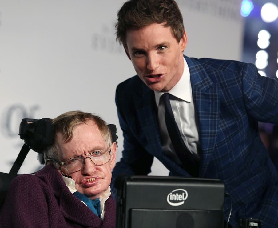 Eddie Redmayne con Stephen Hawking en la premiere de 'La teoría del Todo'