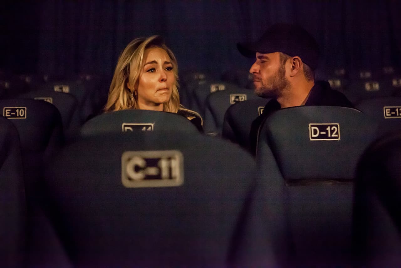 'Jacobo' le confiesa toda la verdad en el mismo lugar donde León le pidió matrimonio. Lucía queda devastada, pero a la vez con miedo por todos los crímenes que cometió.