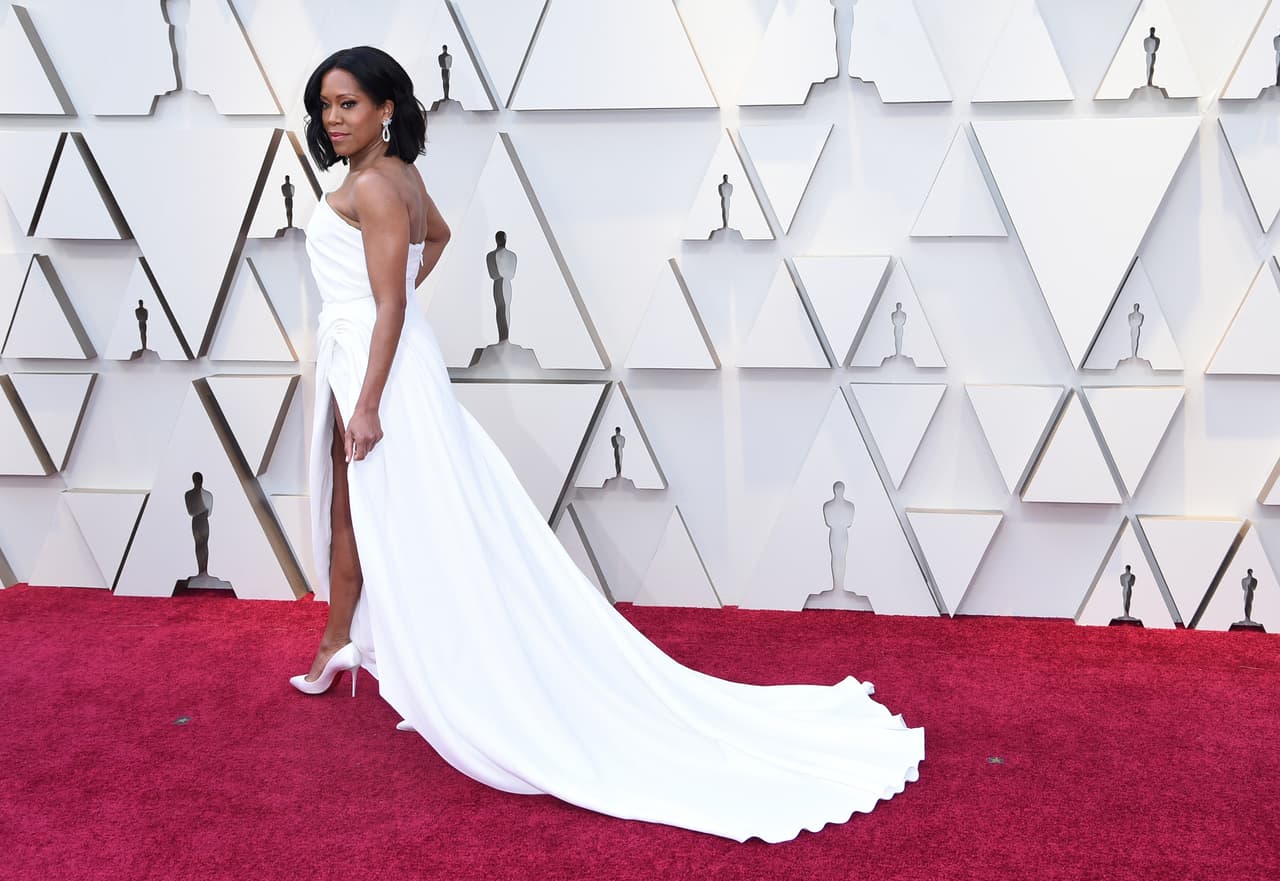 Regina King destacó con un vestido blanco inmaculado, acompañado de una larga cola