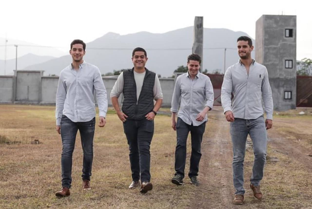 Hermanos de Adrián Marcelo.
