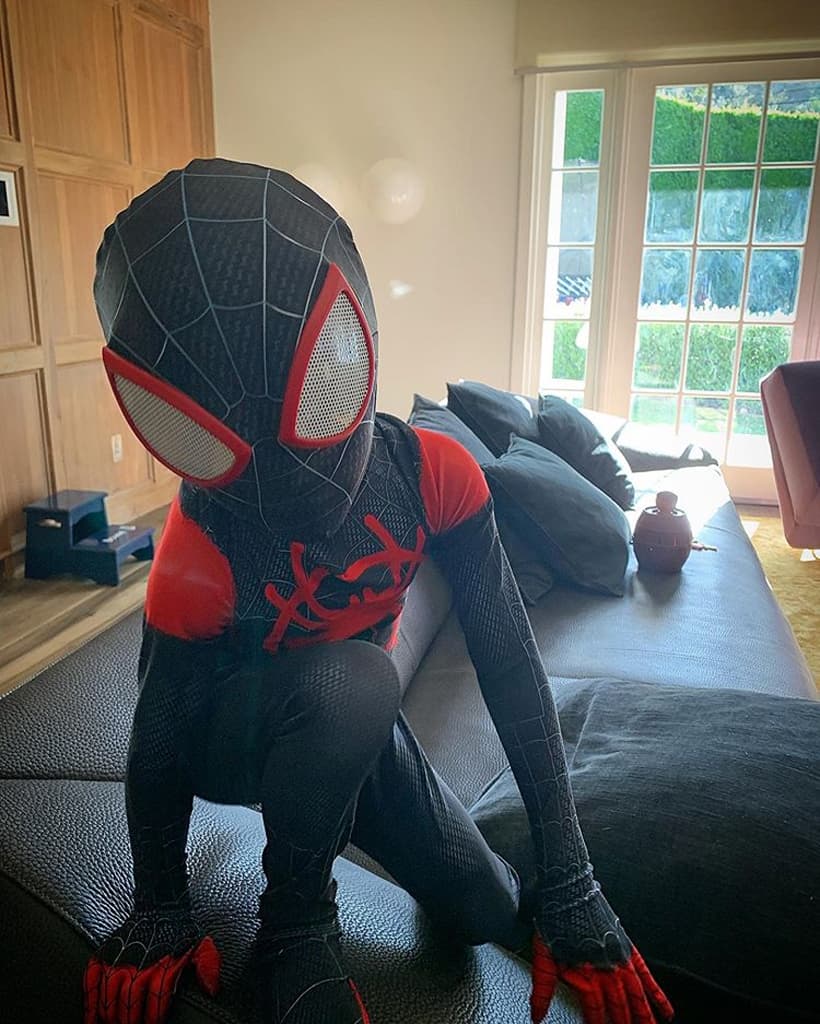 Zoe Saldana, la estrella de ‘Guardianes de la galaxia’, compartió una imagen de su hijo disfrazado de ‘Miles Morales’, el protagonista de la cinta animada ‘Spider-Man: Un nuevo universo’.