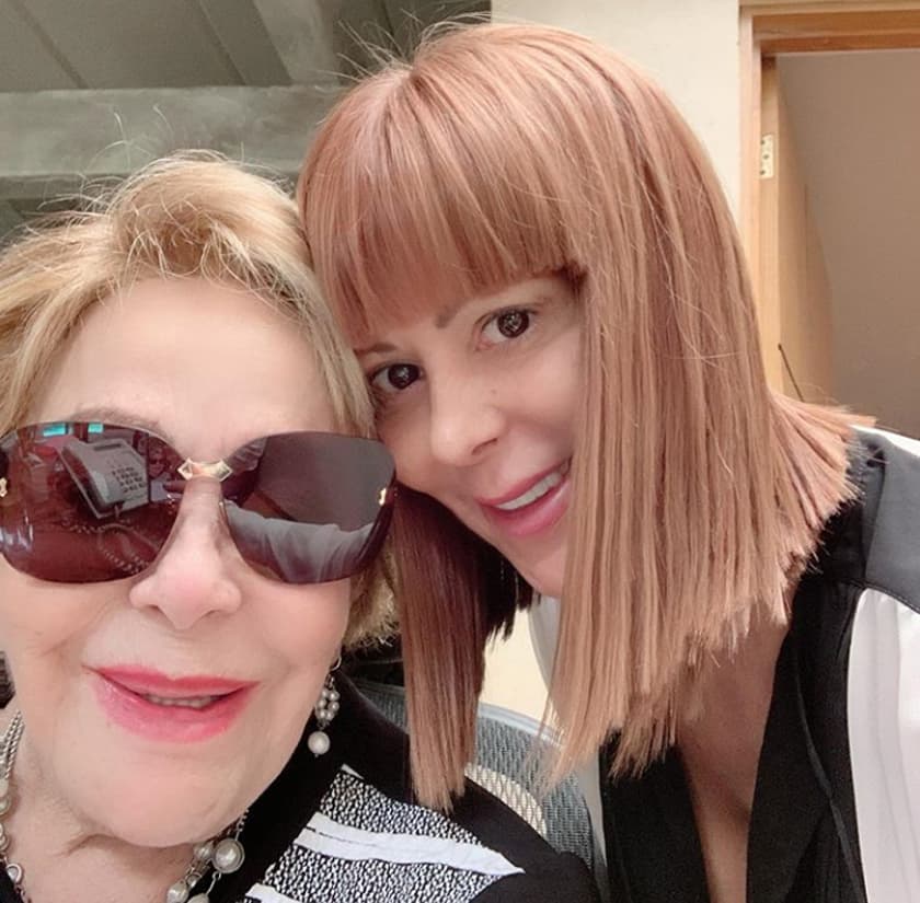 Dejando a un lado su pleito con su hija Frida Sofía, Alejandra Guzmán decidió renovar su imagen y en noviembre se cortó el cabello y cambió su color. “A mi mamá le encanta mi nueva imagen”, dijo la cantante en su publicación de Instagram.