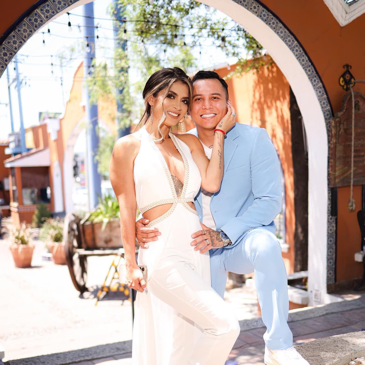 Edwin Luna y Kimberly Flores posan con espectacular árbol de Navidad
