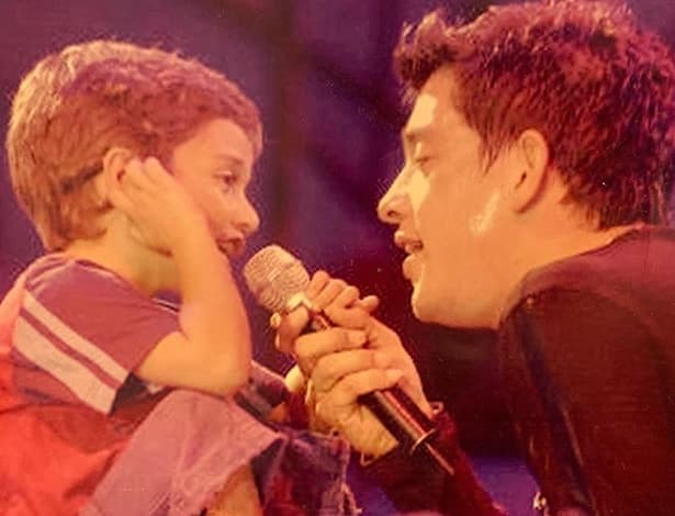 En la misma entrevista, el cantante contó que aunque la relación con su entonces pareja solo funcionaría dos años y medio más, tras el nacimiento del pequeño, eso no impediría que él siguiera manteniendo contacto con él.