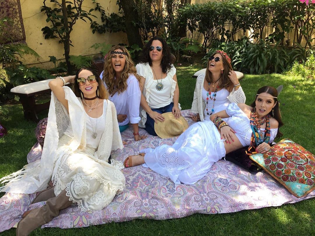 El 9 de julio, la actriz realizó un baby shower en México en compañía de su familia y amigos en las que todos vistieron de blanco, revelando que tendrían una niña a la que llamarán Bella. “En realidad esta sorpresa es para ustedes porque mi esposo y yo ya sabemos”, explicó en un video que compartió en Instagram.