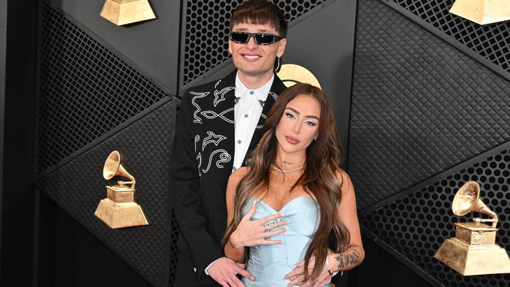 Peso Pluma desfiló de la mano de su novia Nicki Nicole. En la pregala, él ganó Álbum de Música Mexicana, su primer GRAMMY estadounidense.