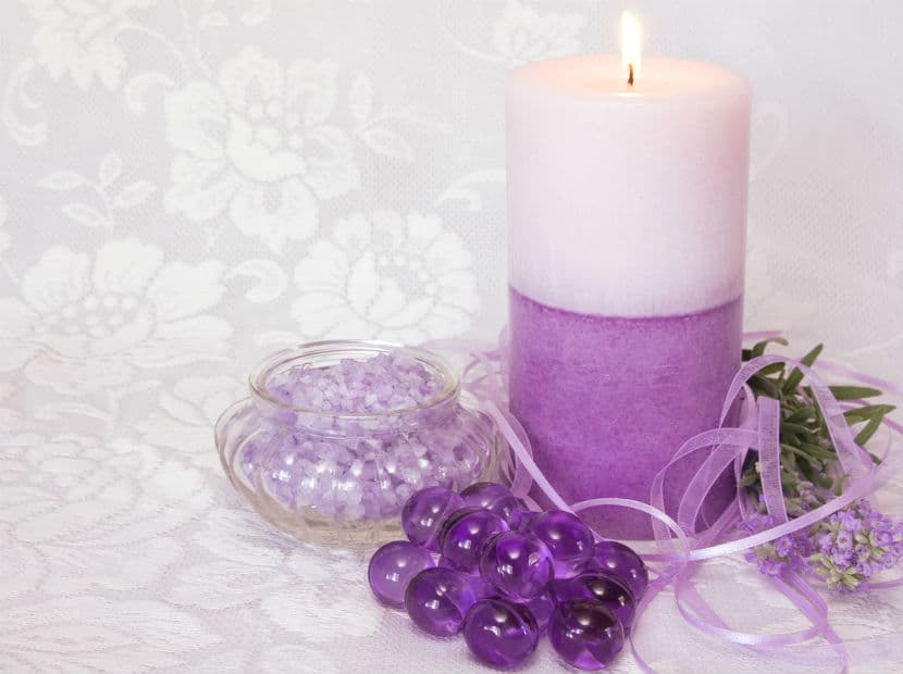 Mamá Géminis. Una vela con fragancia de lavanda será muy útil para relajarse mientras lee un libro.