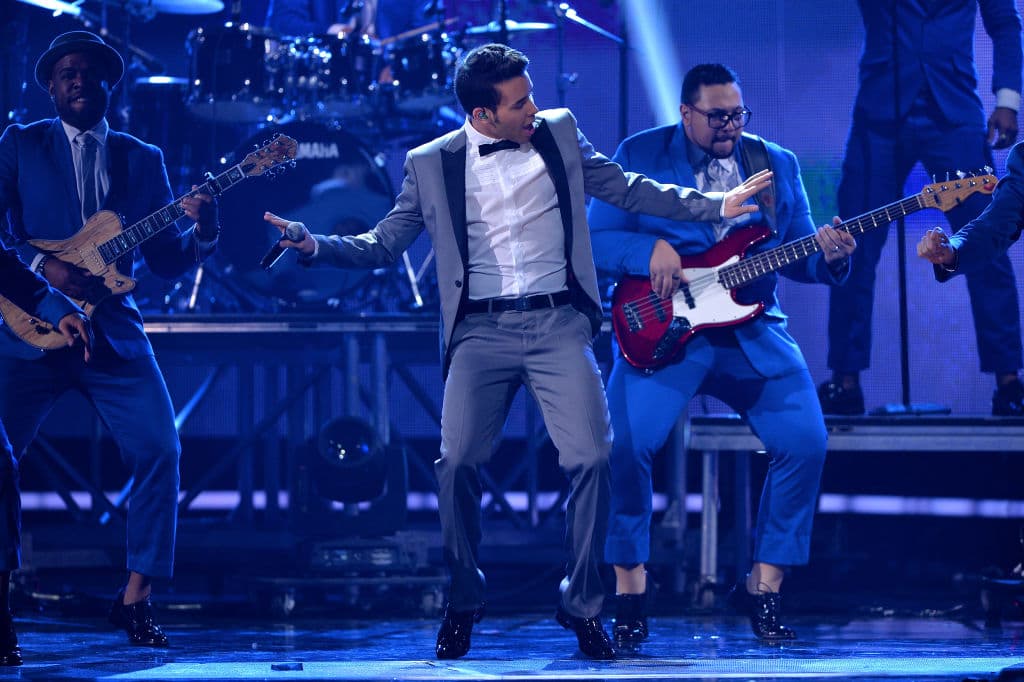 Prince Royce se encuentra en el cuarto puesto al tener en su carrera 19 Premio Lo Nuestro como Artista Tropical Masculino del Año, Solista o Agrupación Tropical del Año, entro otros.