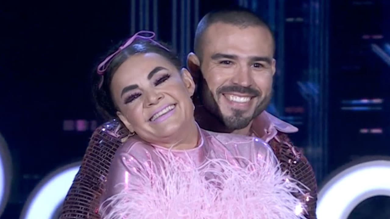 A Lorena de la Garza se le COMPLICAN las CARGADAS en su primer baile