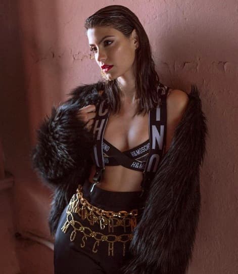 Bárbara López fue parte de la imagen de la colaboración de Moschino y H&M en México, así lo presumió en sus redes sociales al ser asesorada por la stylist: Nayeli De Alba, luciendo un peinado de Manuel Oliva y un maquillaje de Ana Elisa Uribe.