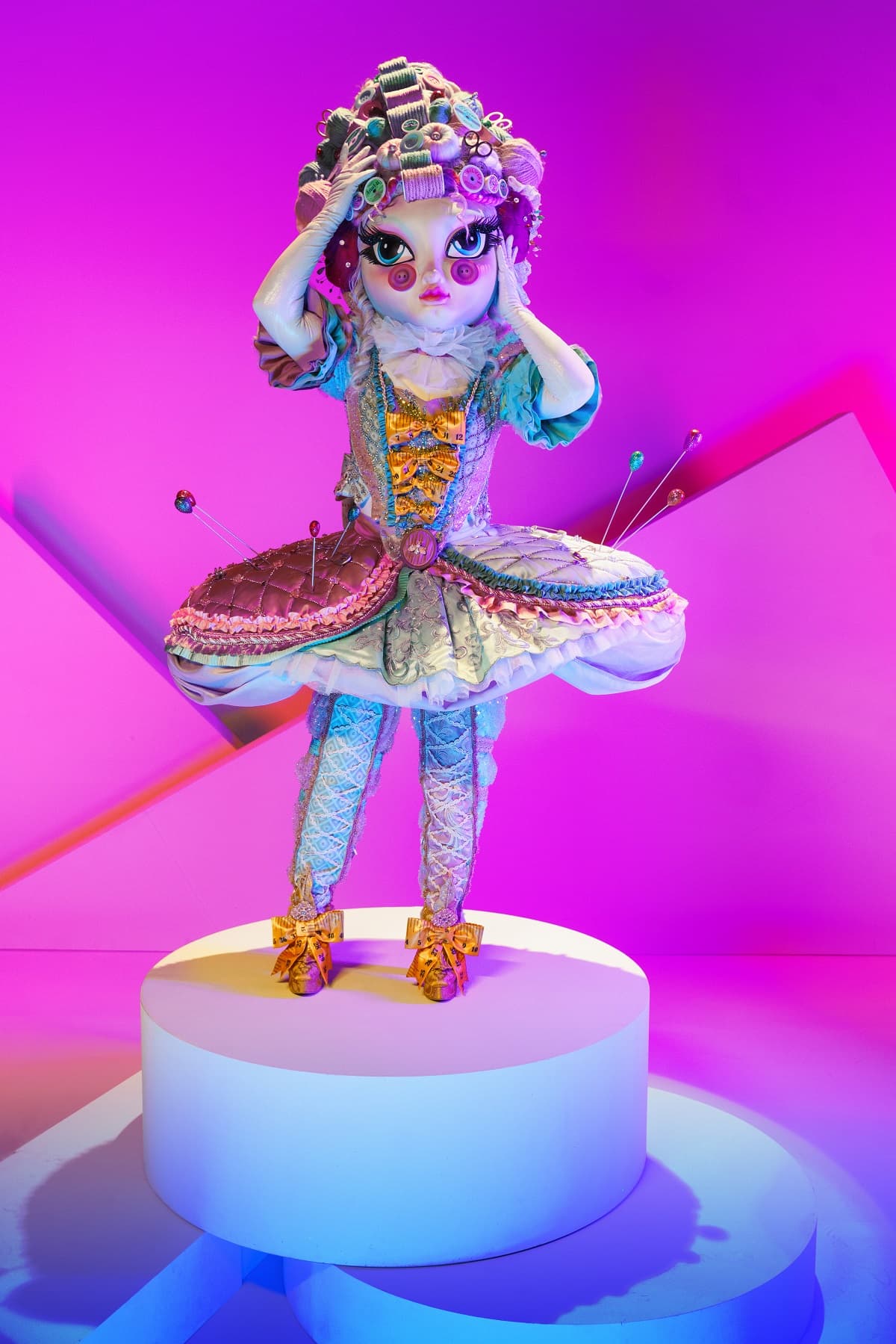 Alfiletero labora en un taller en donde se confeccionan los vestuarios y máscaras para el carnaval de Venecia. Después de años trabajando para hacer que otros brillen, llegó el momento de mostrar al mundo su voz.