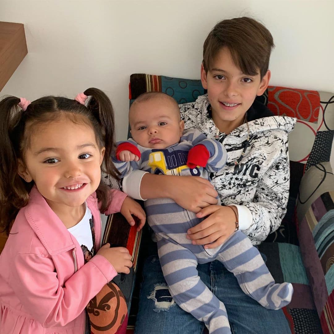 “Muy feliz cumpleaños príncipe de casa @santopuroamor. Que siempre tengas esa energía contagiosa y que tu vida se siga guiando por el amor y la bondad. Gracias por ser un gran hermano mayor. Te amamos y siempre vamos a estar aquí para ti chiquitín”, expresó la presentadora mostrando una foto familiar.