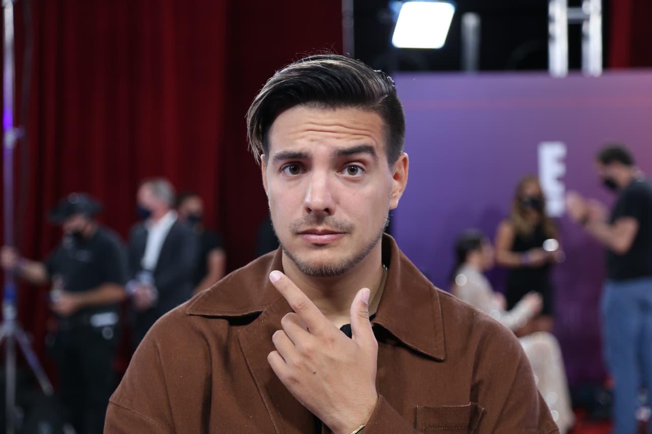 Vadhir Derbez niega nueva relación y ¿Aislinn, por error, lo balconea?