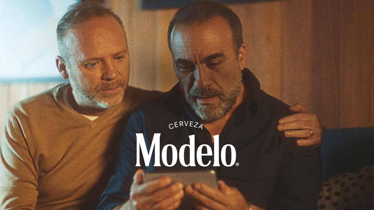 Directo al cora… Cerveza Modelo rompe el “Modelo de Padre” en nueva campaña