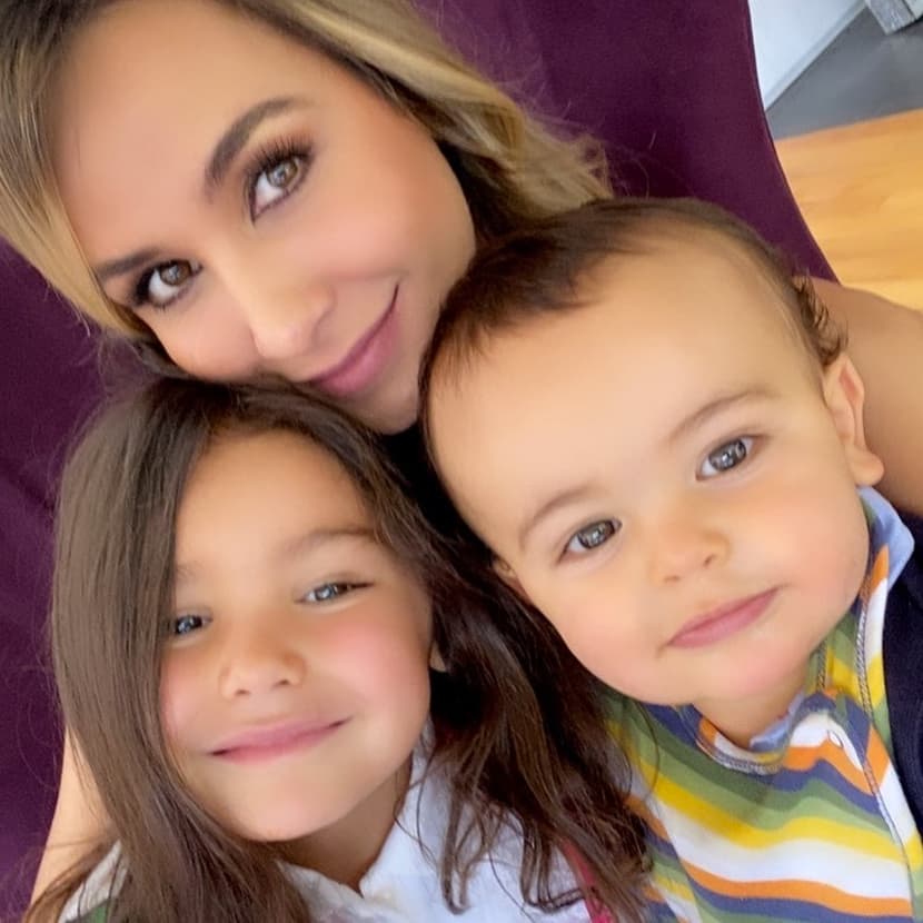 El 22 de abril, Odalys subió una selfie en compañía de Rocco y Gia, consiguiendo más de 54 mil likes, además de Patricio recalcó el gran parecido que existe entre ellos al decir: “los 3 iguales!!”, además de colocar emojis de corazones.