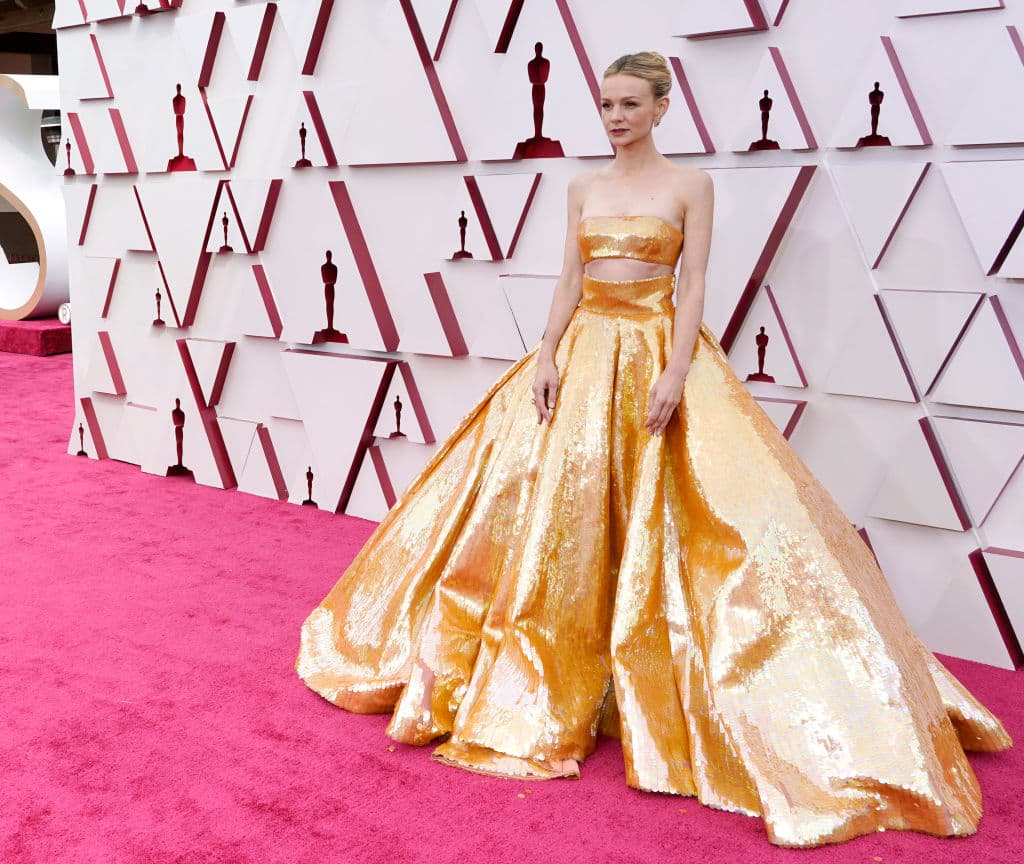 Carey Mulligan apareció en un look compuesto por un top y un falda de lentejuelas de la firma Valentino y portando joyas de Cartier.