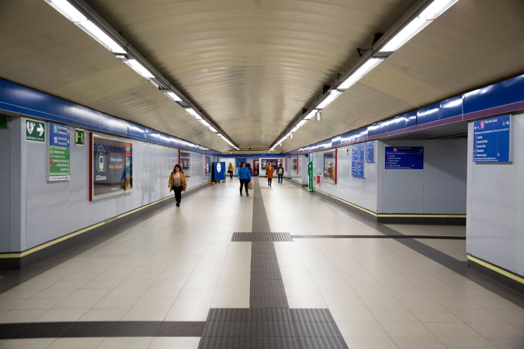Madrid, España - estación del metro.
<br>
<br>La crisis sanitaria ha llegado a tal punto que el transporte público, en los países que se ha pedido que la población no salga si no es necesario, luce casi vacío.