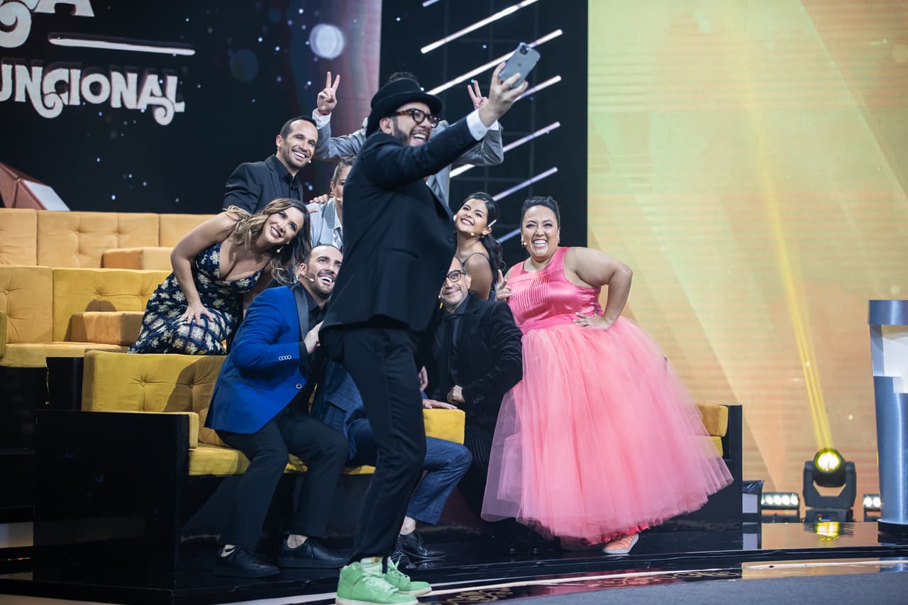 Fue durante esta emisión, que la estrella se llevó el cariño del público y recibió muchos comentarios positivos en Twitter como: “eres hermosa”, “te ves increíble en ese vestido” y más.