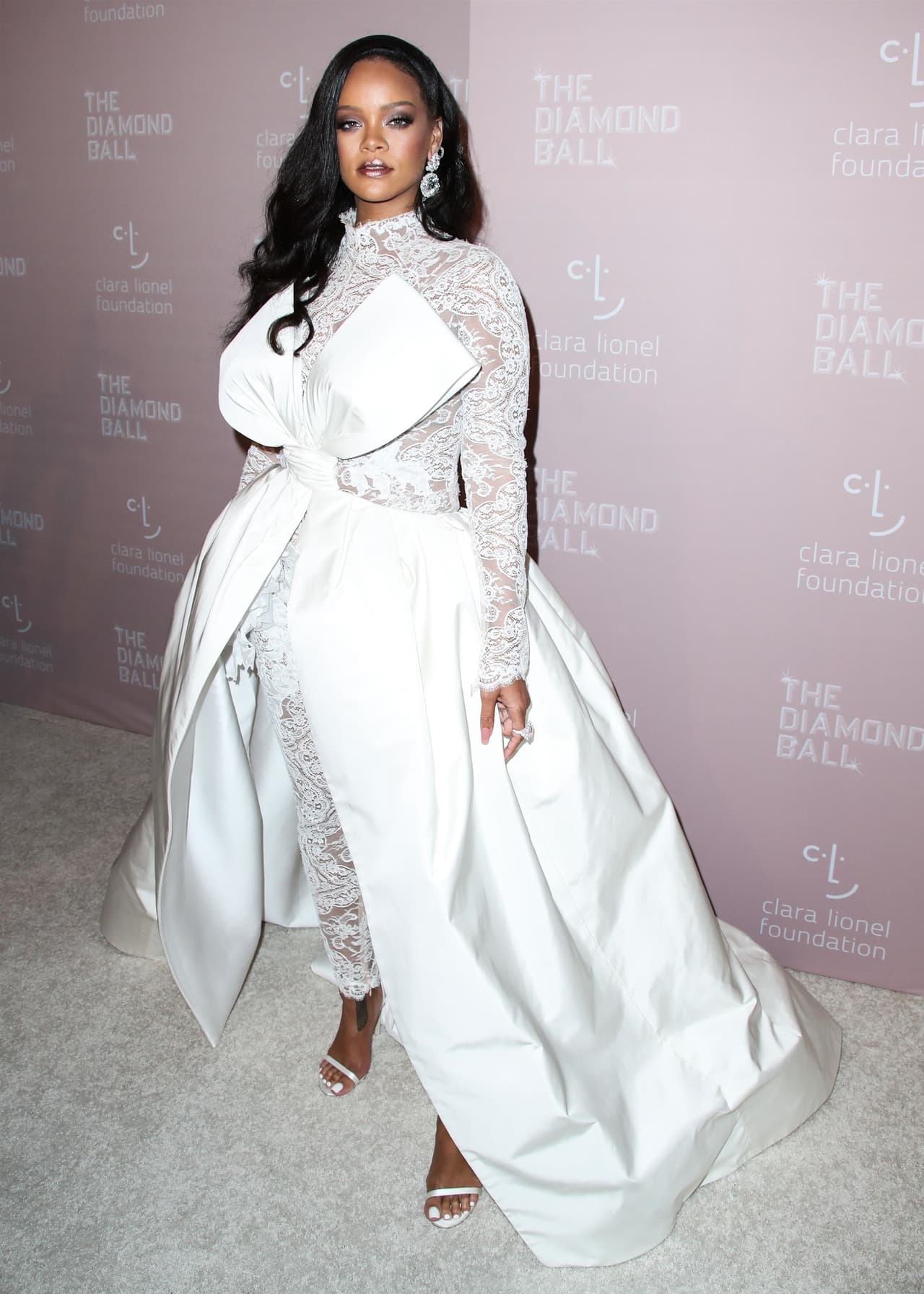 Rihanna luce bellísima en su evento en Nueva York