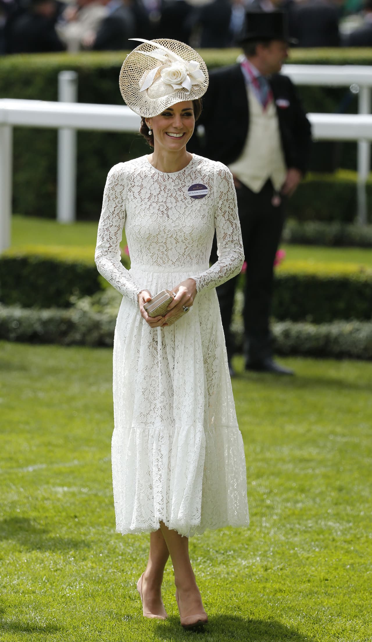 Para el Royal Ascot celebrado en el Hipódromo de Reino Unido, la Duquesa destacó entre los asistentes con un diseño blanco de Alexander McQueen de manga francesa que combinó con una cartera de mano de Etui.