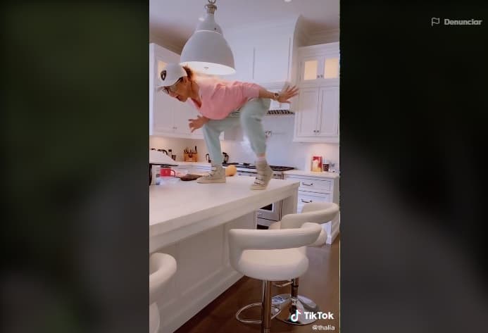 Al igual que las habitaciones anteriores de la mansión, la cocina también cuenta con muebles de color blando y una isla al centro para preparar o consumir los alimentos.