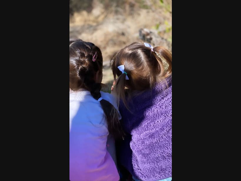 Sin embargo, Alessandra también captó a las pequeñas platicando e incluso tomadas de la mano, como dos buenas amigas.