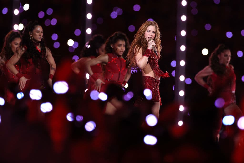 Shakira asegura que ya no llora, factura.