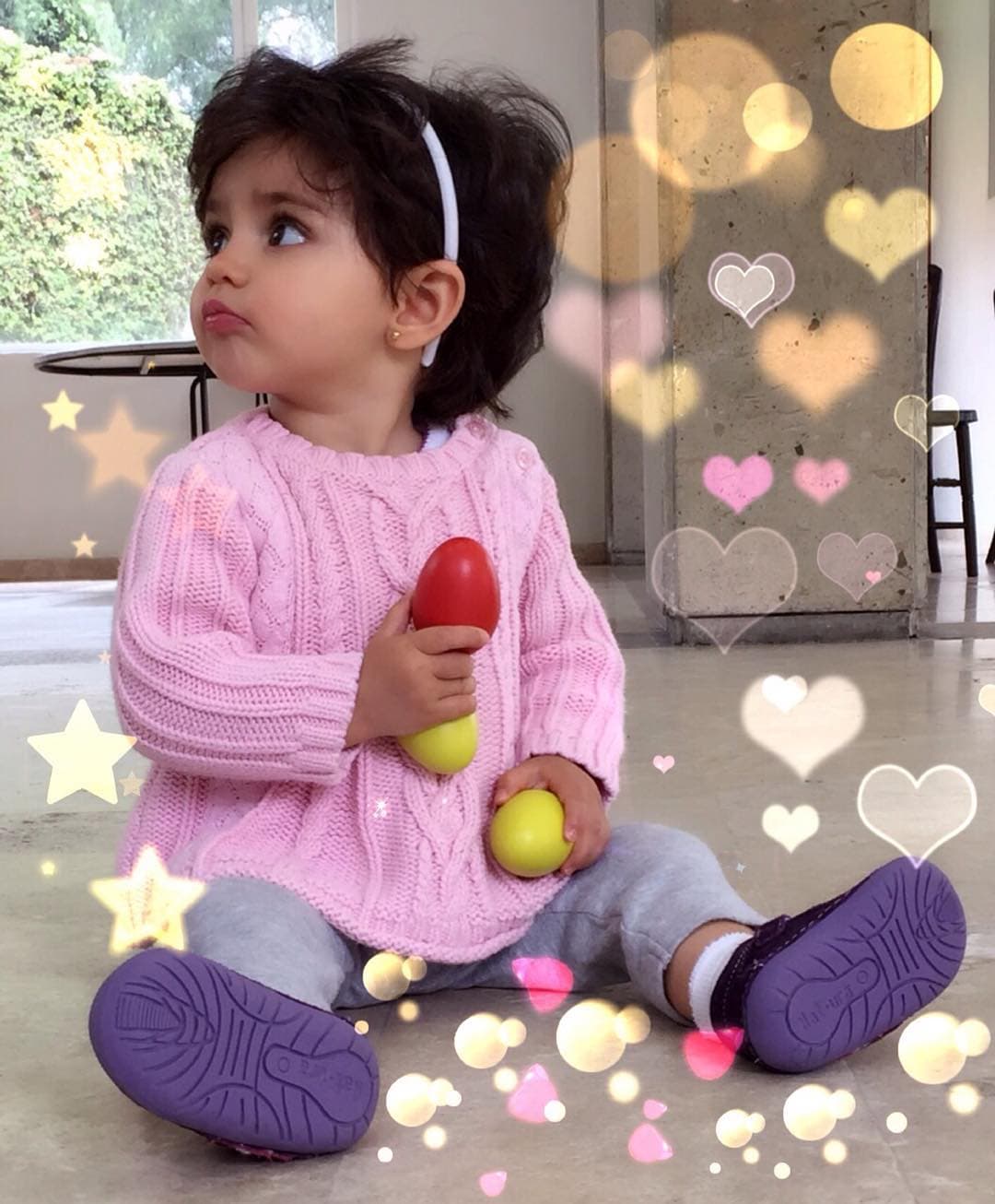 Aunque se desconoce si la pequeña seguirá sus pasos dentro del espectáculo, incursionó en el doblaje este año con la película ‘Angry Birds 2’. “Estuvo increíble, acabó haciendo la voz de uno de los pollitos, el morado es Aitana, son como tres líneas. Le costó mucho trabajo pero al final debutó a los 4 años haciendo su primer doblaje”, dijo Eugenio en la presentación del filme a los medios en septiembre pasado.