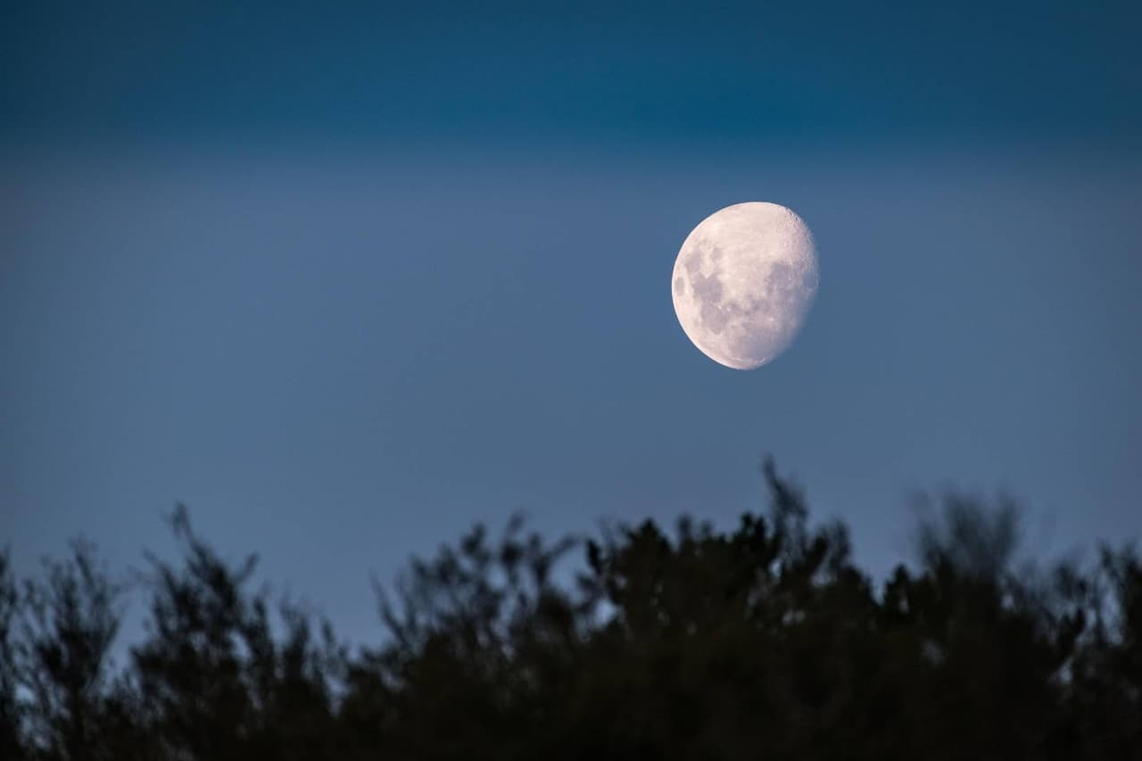 Luna llena de nieve.