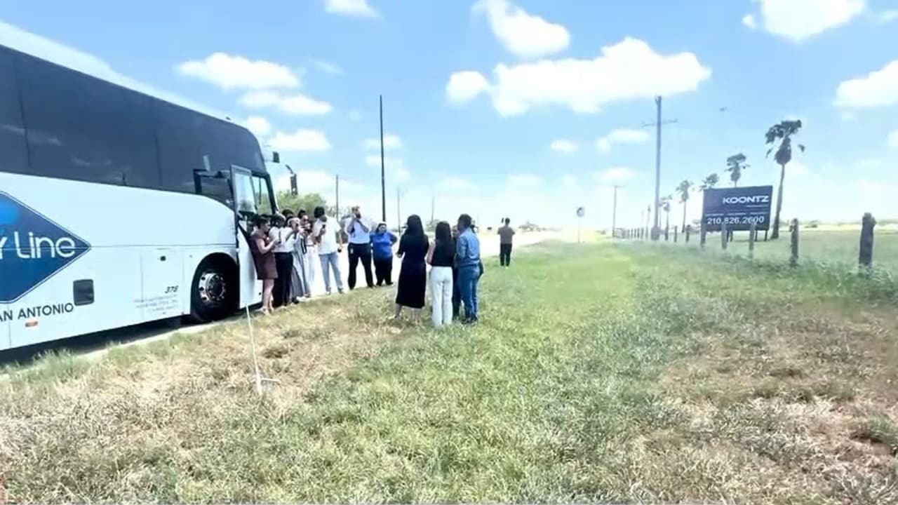 Congresistas demócratas liderados por Joaquín Castro inspeccionan el centro de detención Dilley en Texas