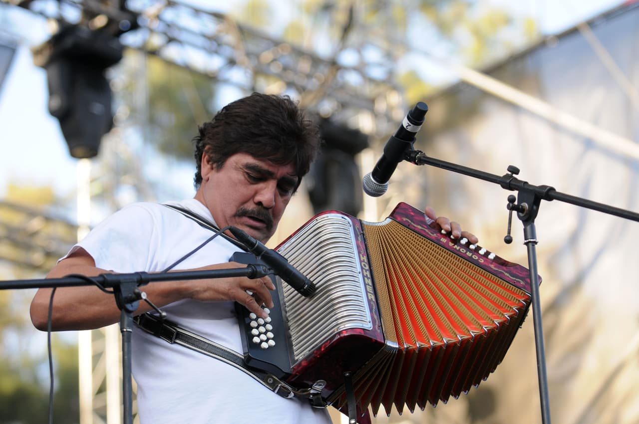 De acuerdo con el músico, fue un autodidacta de la música, pues nunca tomó clases, lo que le permitió crear su propio estilo musical.