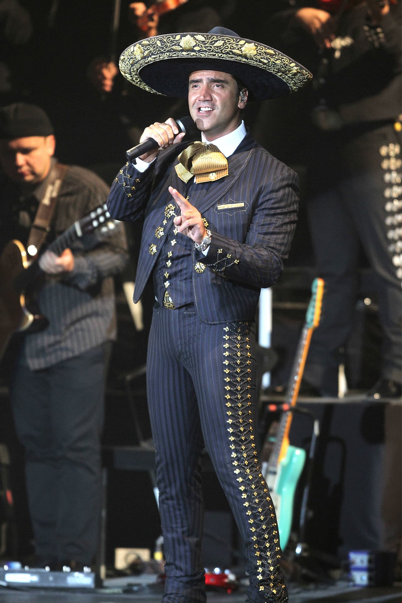 “Claro, estaba el mariachi a todo lo que da y me dicen ‘¿usted la va a cantar?, y dijo no, no la va a cantar nadie’. (Me dicen) ‘pero es de El Potrillo’, ¿y qué?, que sea de quien sea’”, agregó.