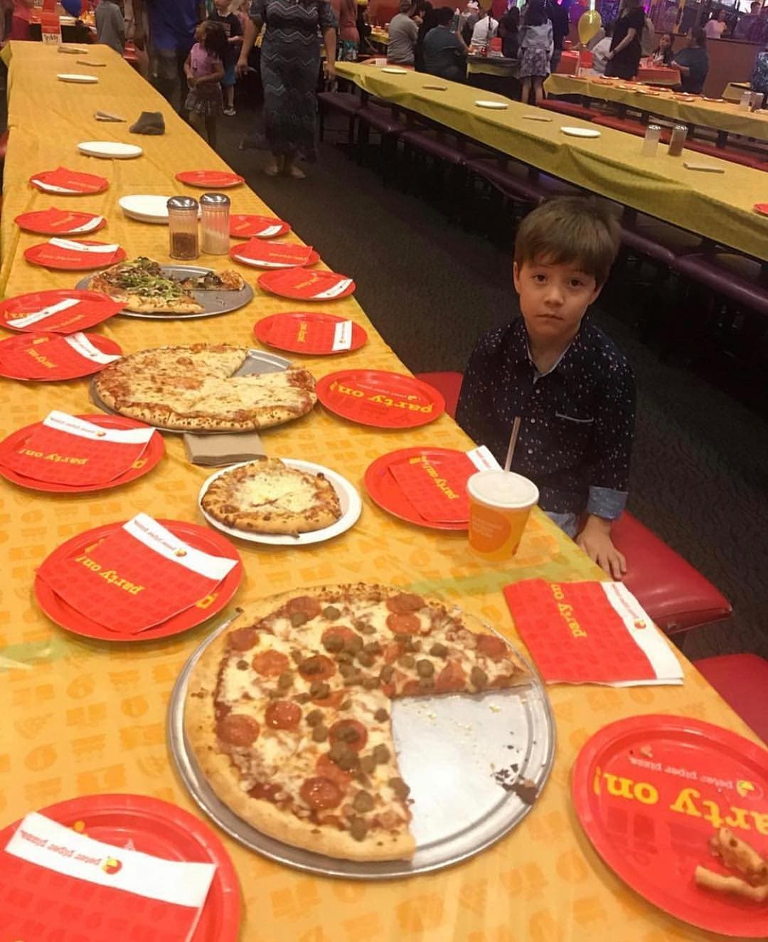 Niño invita a 32 amigos a su festejo, nadie asiste, pero su cumpleaños ¡es el mejor!