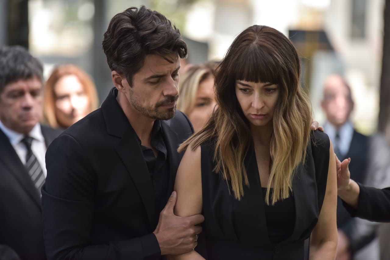 'Renata', quien sufre de esquizofrenia, no puede aceptar la muerte de su padre, menos al recordar que discutió con él la última vez que lo vio.