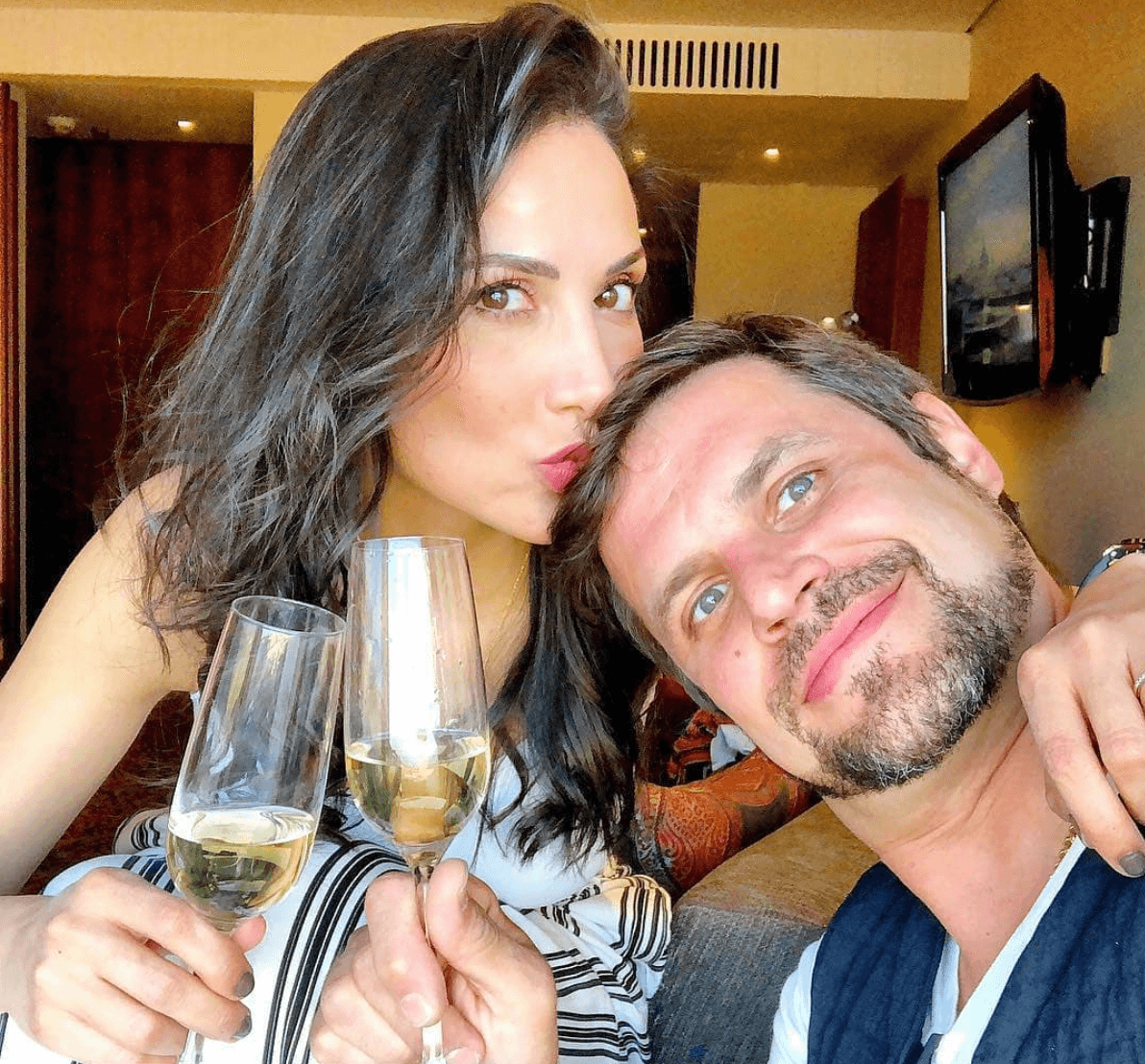 Mark Tacher confirmó que su matrimonio con la actriz Cynthia Alesco había llegado a su fin en abril pasado sin dar detalles al respecto. La pareja se conoció en 2017 durante las grabaciones de la telenovela ‘El bienamado’ y poco después iniciaron su noviazgo. Meses después se comprometieron y en 2019 se casaron por lo civil en una íntima ceremonia.