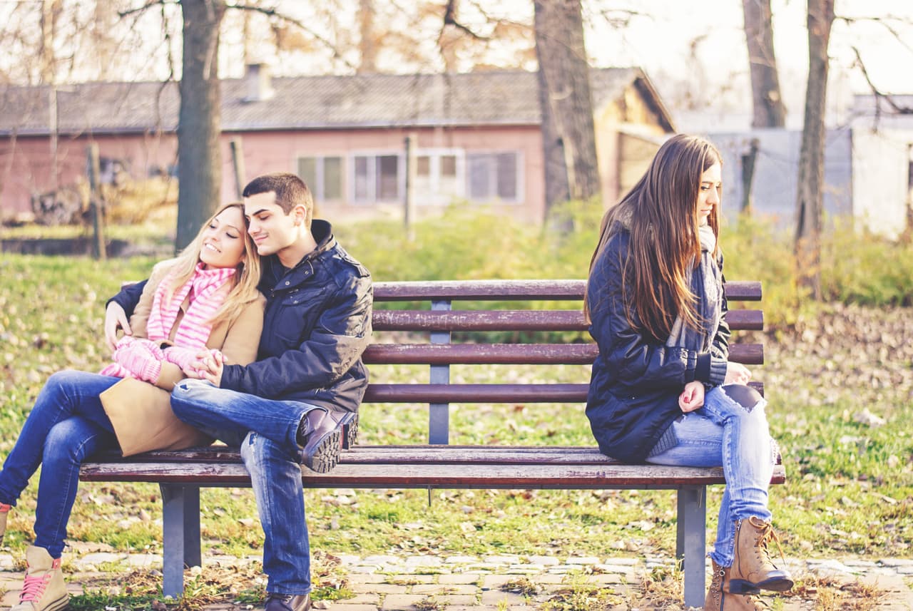 Cinco señales de que tu pareja sigue enamorado de su ex