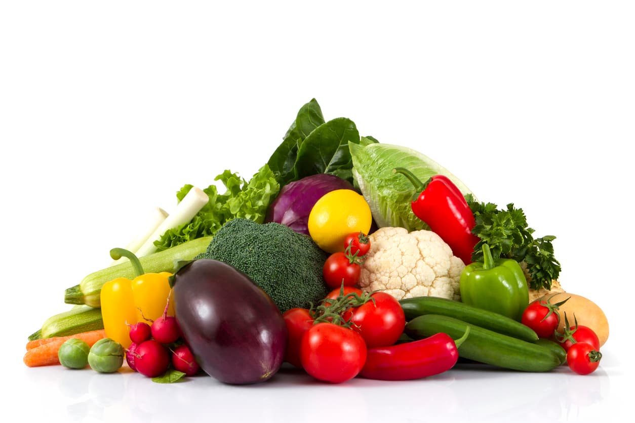 1.- Aumenta tu consumo de verduras. Intenta comer poco a poco una taza, hasta que logres el consumo de 2 a 3 tazas diarias. Procura variarlas para no aburrirte. También las puedes tomar en jugo.