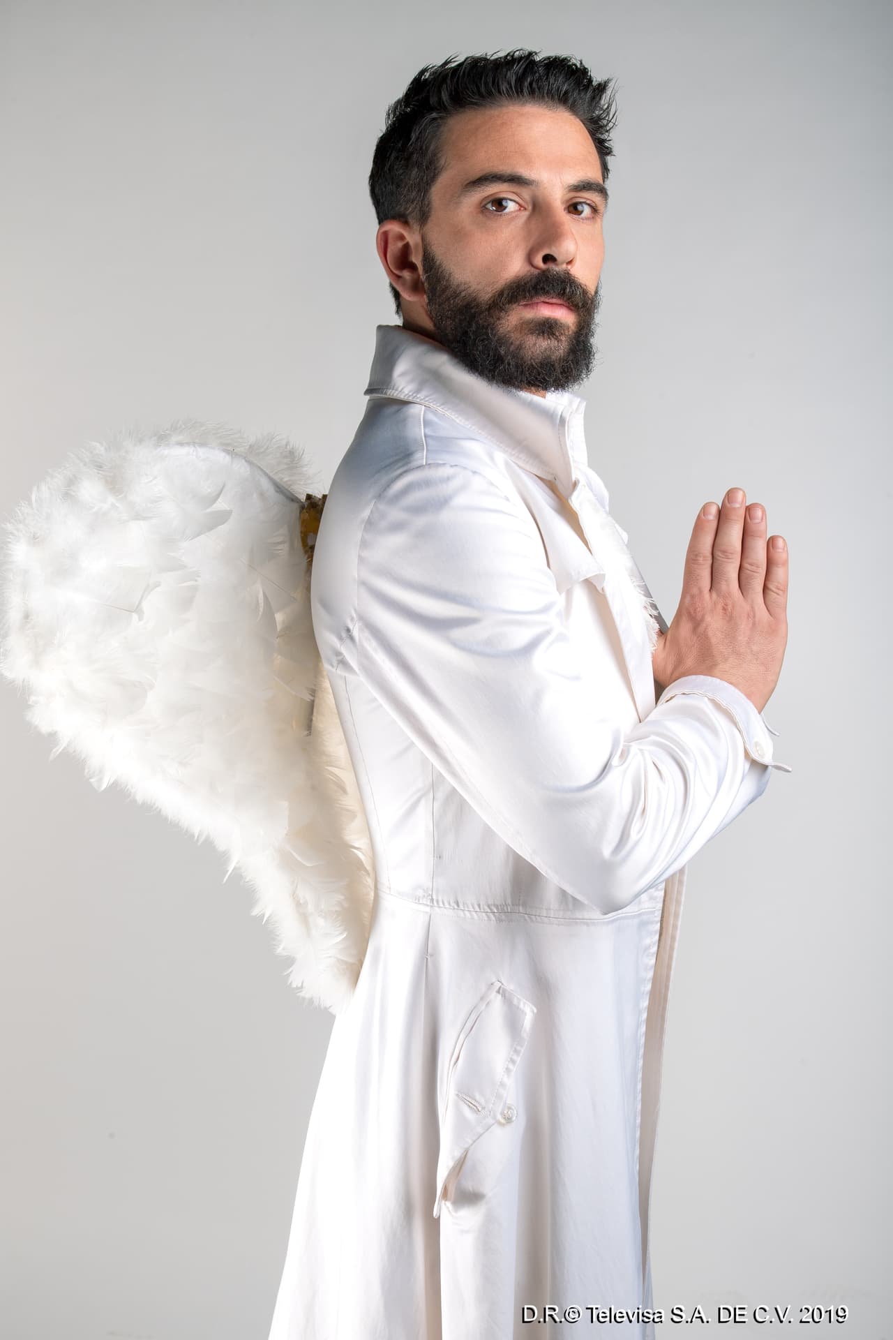 Juan Ugarte es el arcángel 'Uriel', quien por medio de la astucia y la consciencia, busca llevar el alma de 'Alma' al cielo.