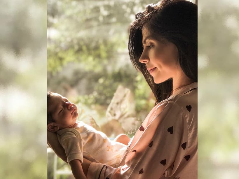 África Zavala revela que por fin pudo dar su primer paseo al aire libre con su hijo León