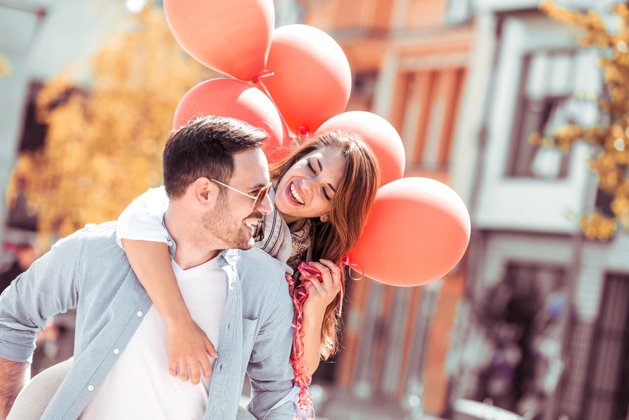 ACUARIO. Seguirás con tu pareja, incluso hasta hablarán de vivir juntos o casarse.