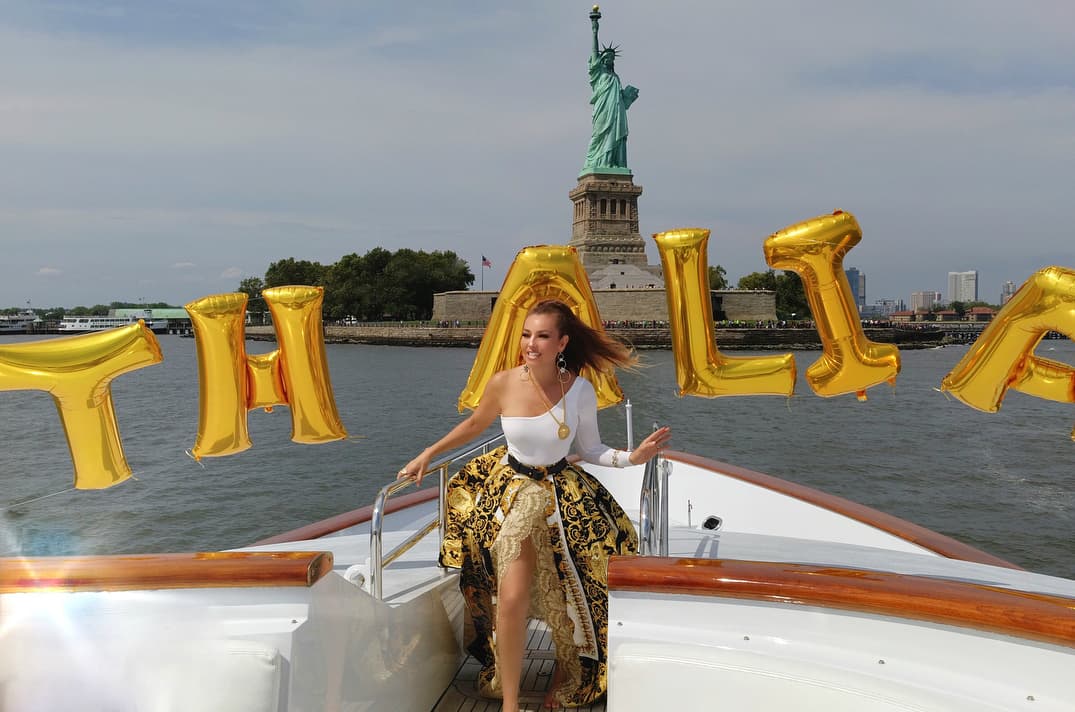 ¡Arriba de un lujoso yate! Así celebró Thalía su cumpleaños