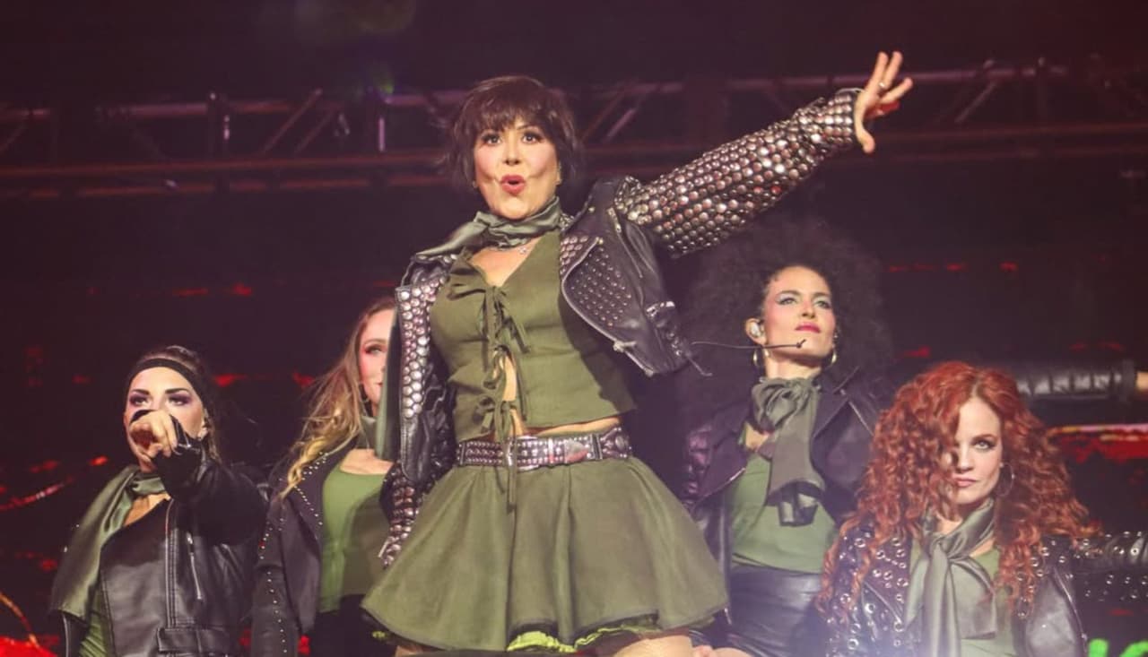 Alejandra Guzmán impacta al besar en la boca a su papá Enrique Guzmán en pleno concierto