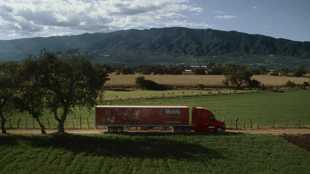 Modelo Noche Especial ofrece su flota de camiones para reunir a familias mexicanas