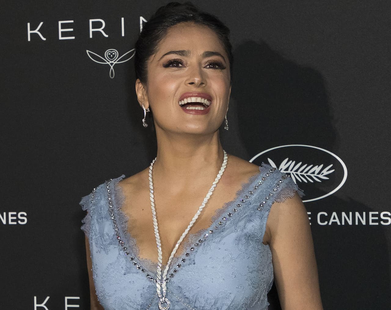 Salma Hayek enloquece las redes al lucir envidiable figura en la playa a sus 54 años: ‘Impactante’